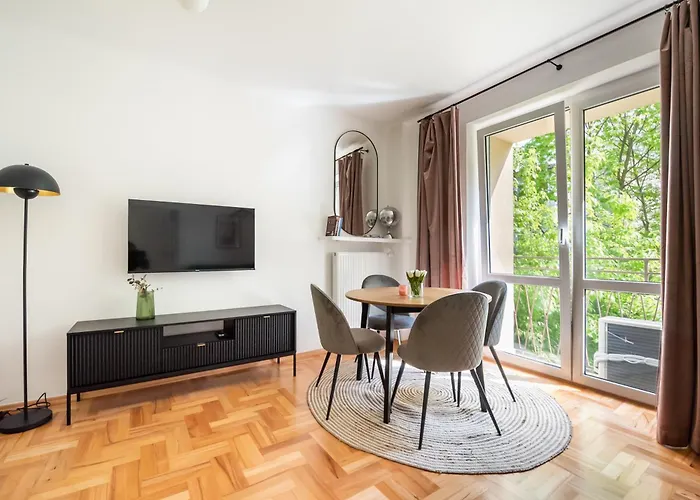 Metro Raclawicka Homey Apartment